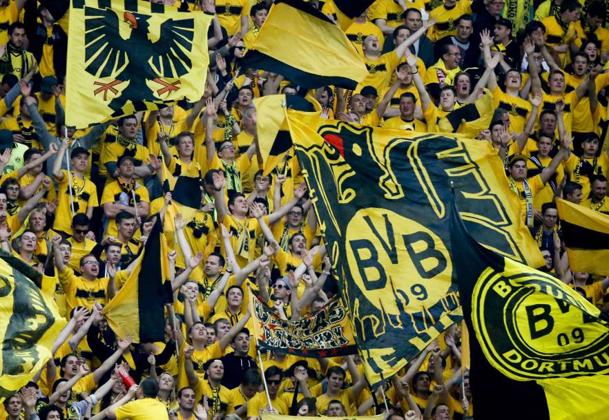 Scene di ordinario tifo per i supporters del Borussia Dortmund, prossimo avversario della Juventus in Champions League (Reuters)